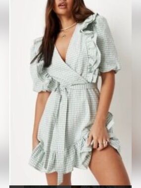 Missguided gingham check dress w/puff sleeves/ruffles. Green/white size 4  Nice!